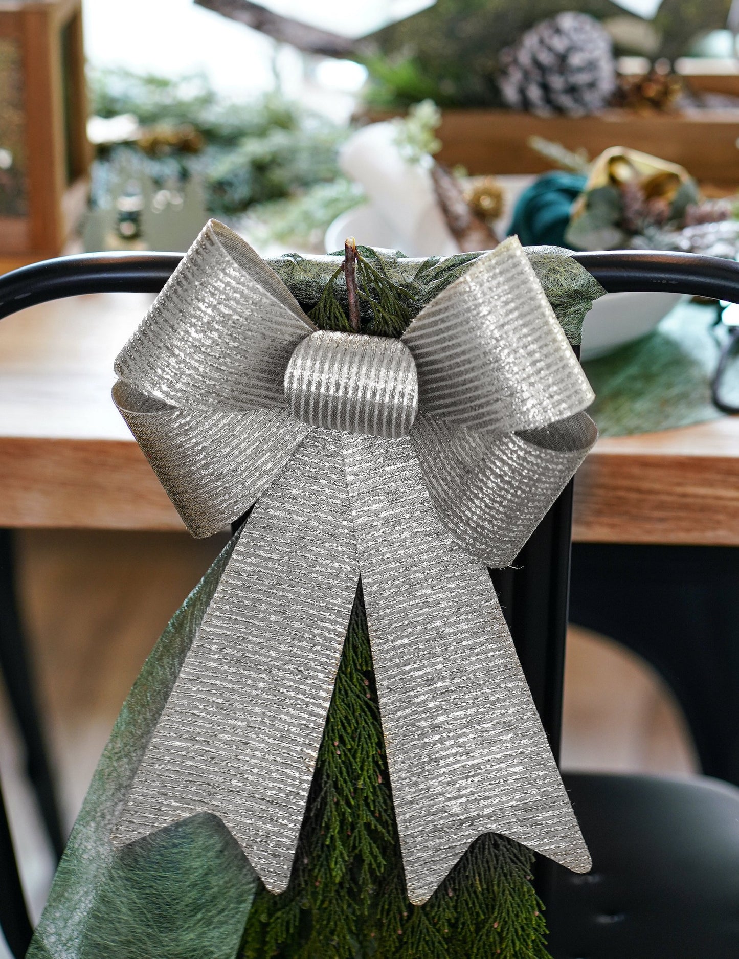 Třpytivá stříbrná mašle 23 x 38 cm 