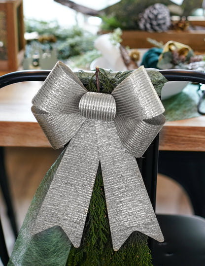 Třpytivá stříbrná mašle 23 x 38 cm 