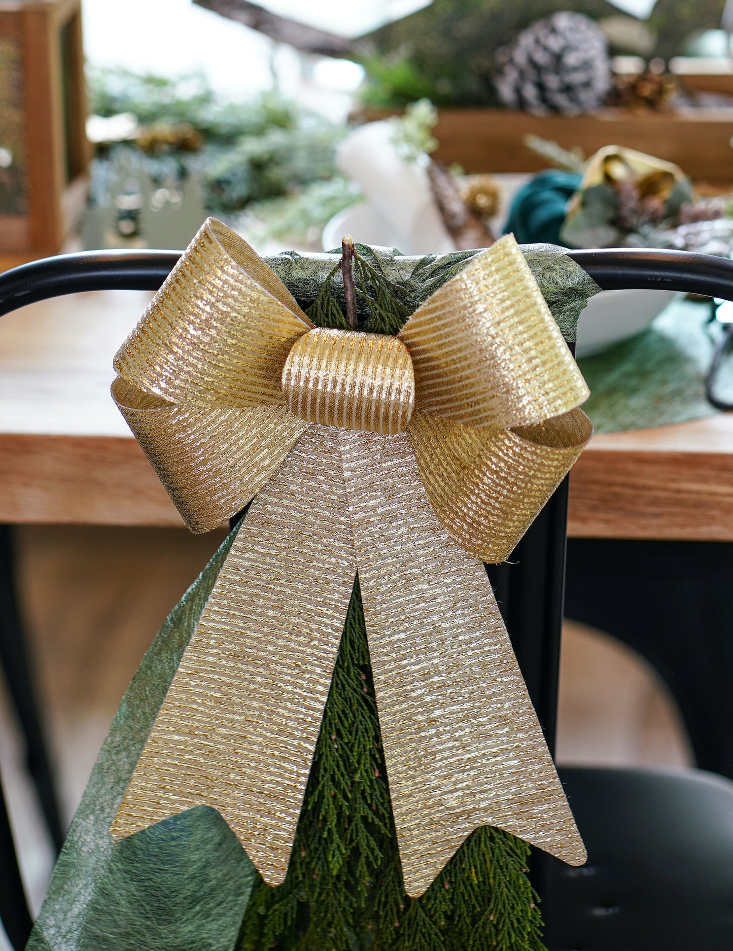 Zářivě zlatá mašle 23 x 38 cm 