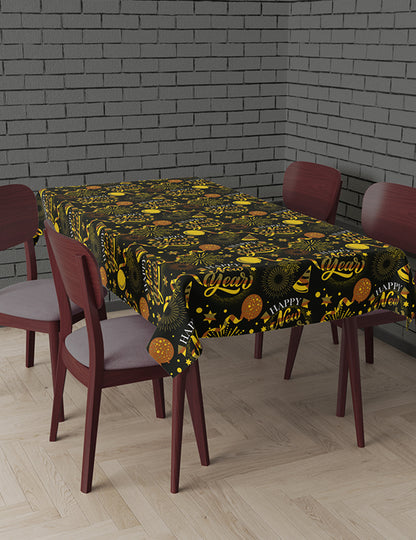 Mise en situation sur table de la nappe Happy New Year pour fête noir et or