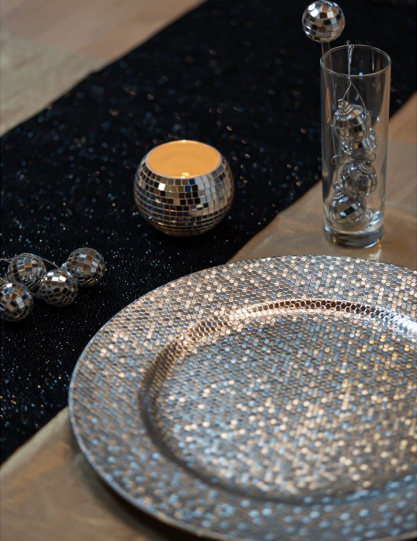 Stříbrný skleněný svícen ve tvaru diskokoule 8 x 7 cm 