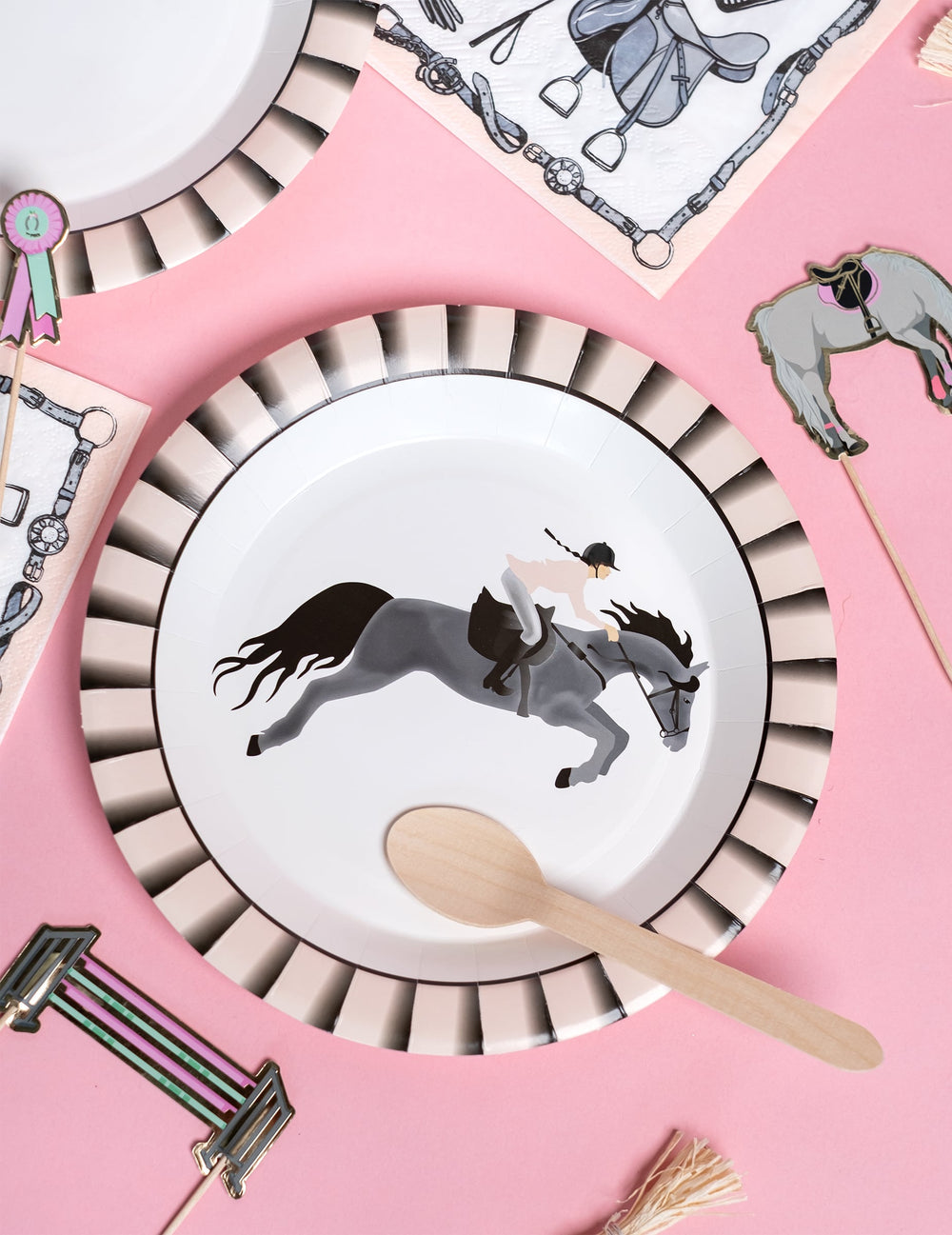 Mise en scène de table des assiettes en carton équitation