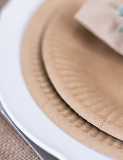 Détail de la texture et de l'épaisseur des assiettes en carton kraft pour fête