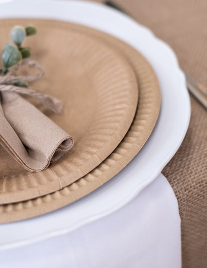 Zoom sur la présentation de table des assiettes en carton kraft pour fête