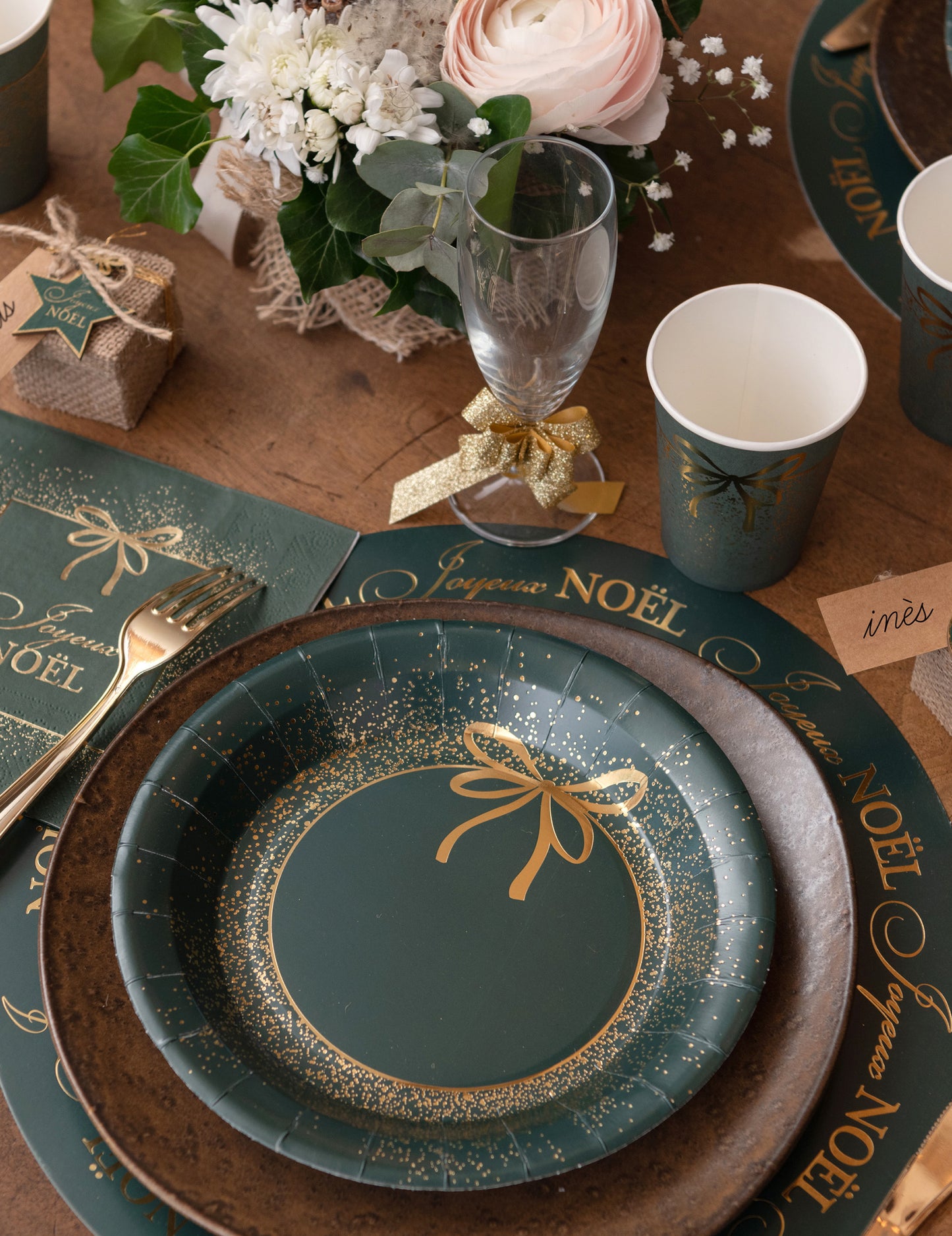 10 zelených a zlatých vánočních papírových talířů 23 cm chic design