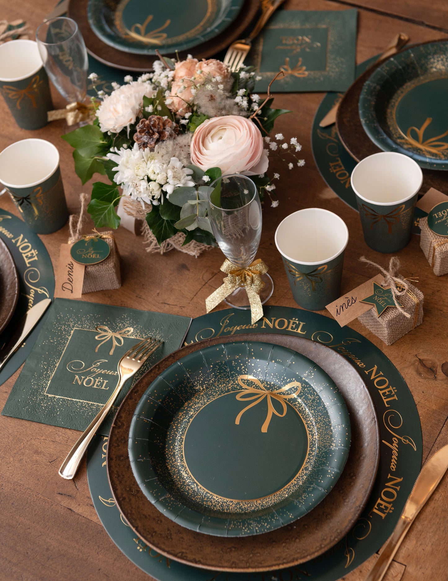 10 zelených a zlatých vánočních papírových talířů 23 cm chic design