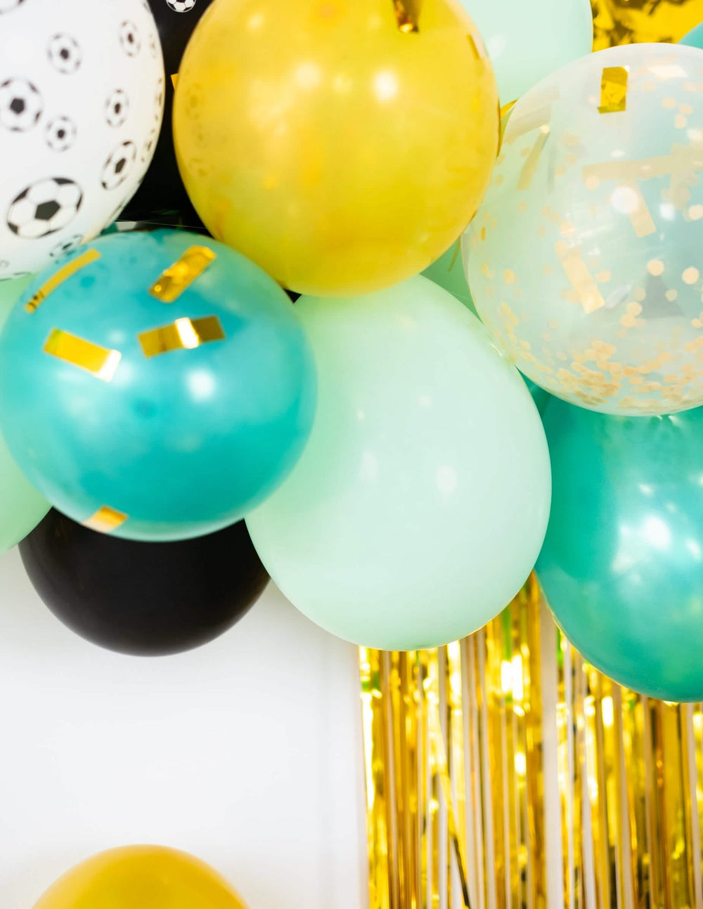 Detail latexového balonu v pastelové mátové dekoraci