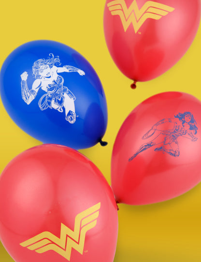 Détail des motifs et logos des ballons latex Wonder Woman