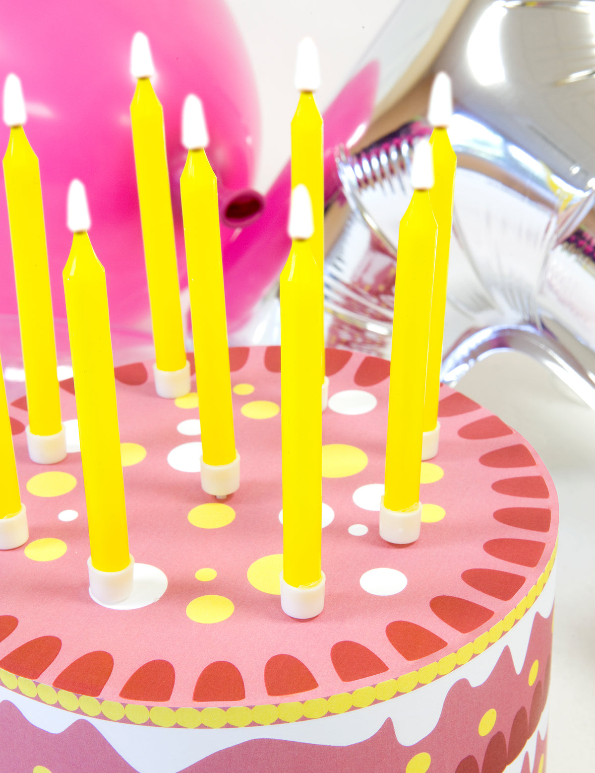 Gros plan sur les bougies jaunes des bougies colorées pour anniversaire multicolores