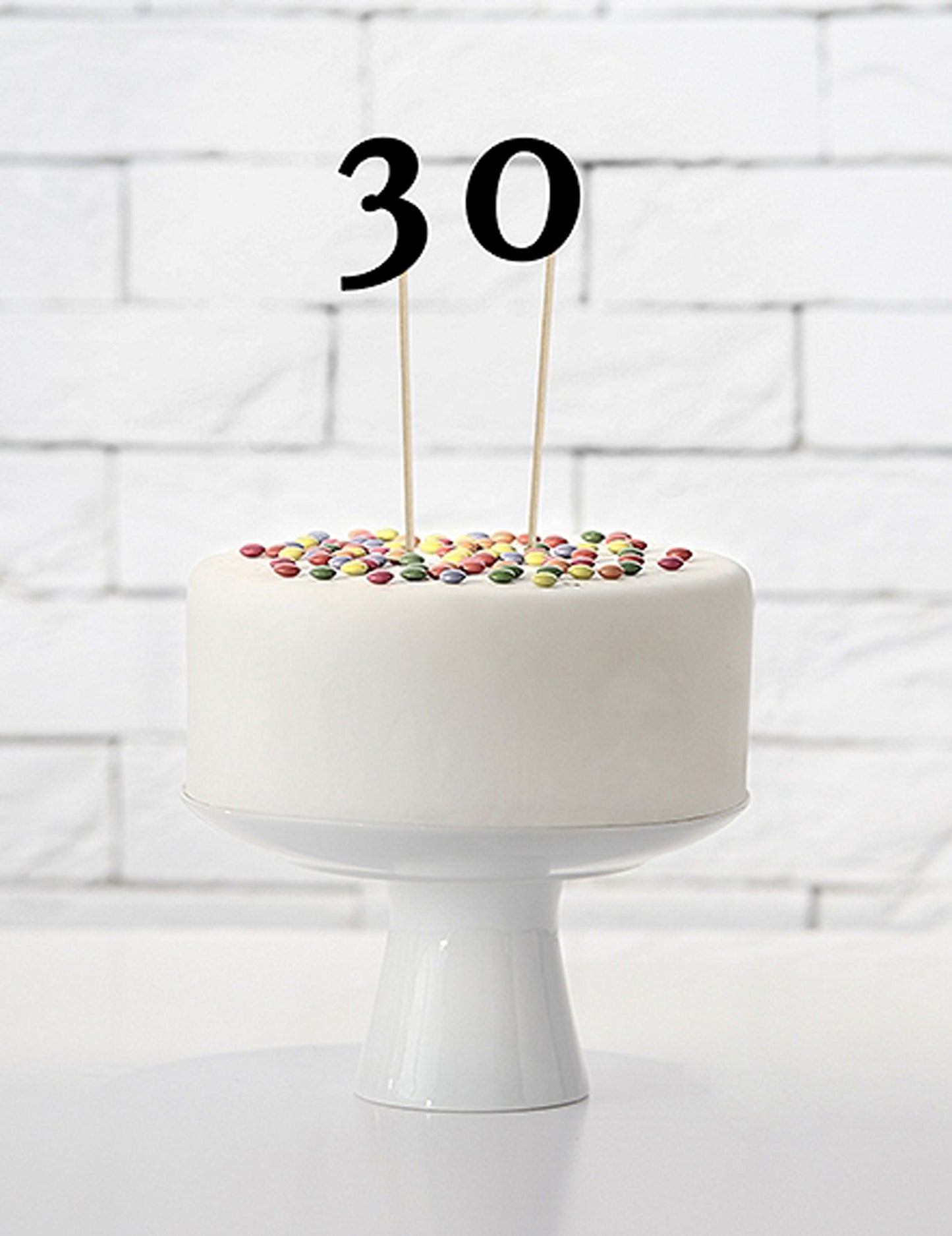 Mise en situation sur un gâteau du 10 chiffres sur pic anniversaire pour décoration noirs en carton