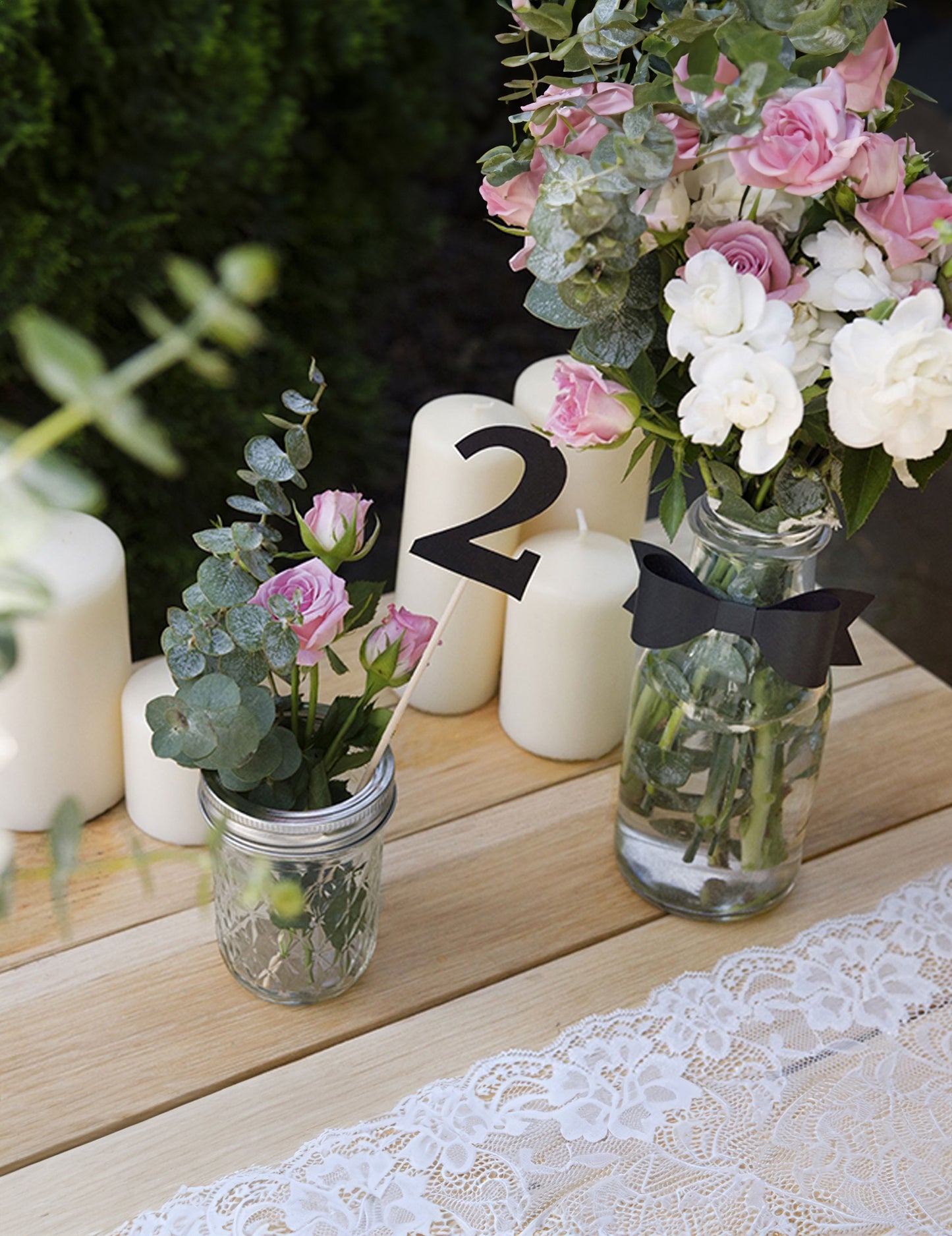 Mise en situation sur une table du 10 chiffres sur pic anniversaire pour décoration noirs en carton