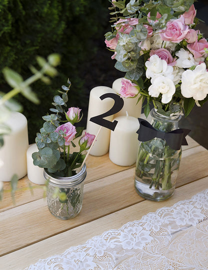 Mise en situation sur une table du 10 chiffres sur pic anniversaire pour décoration noirs en carton