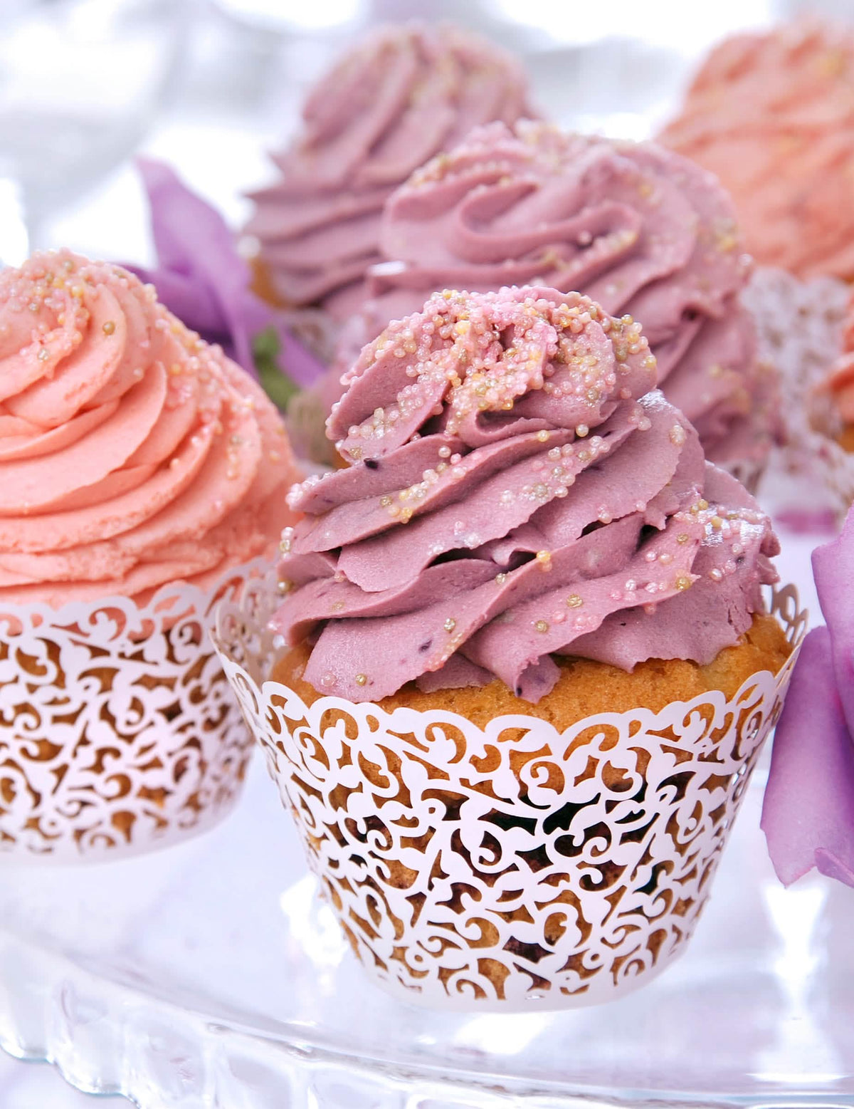 Detailní záběr na krajkové okraje na svatební cupcakes