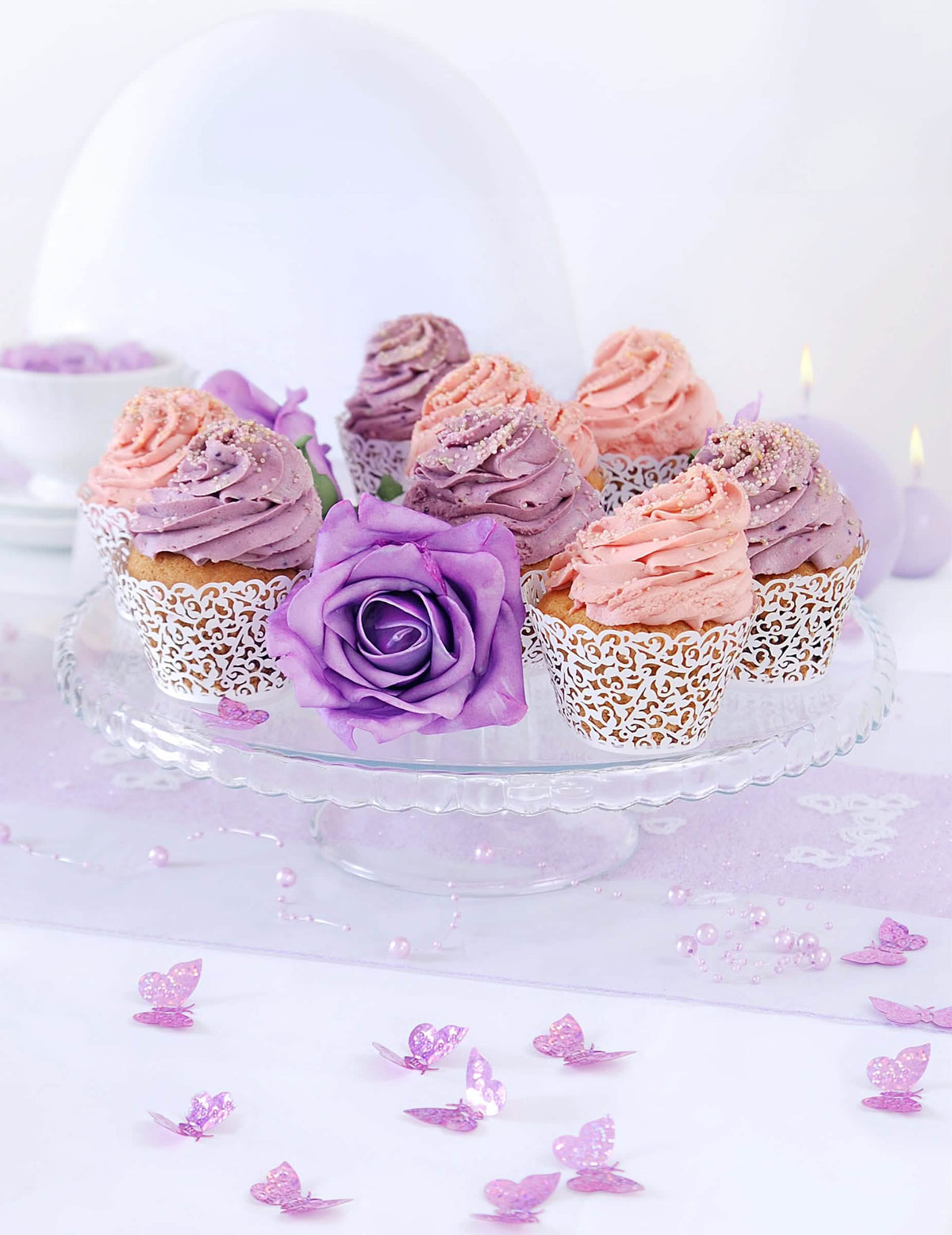 Umístění krajkových obalů na cupcaky pro svatbu