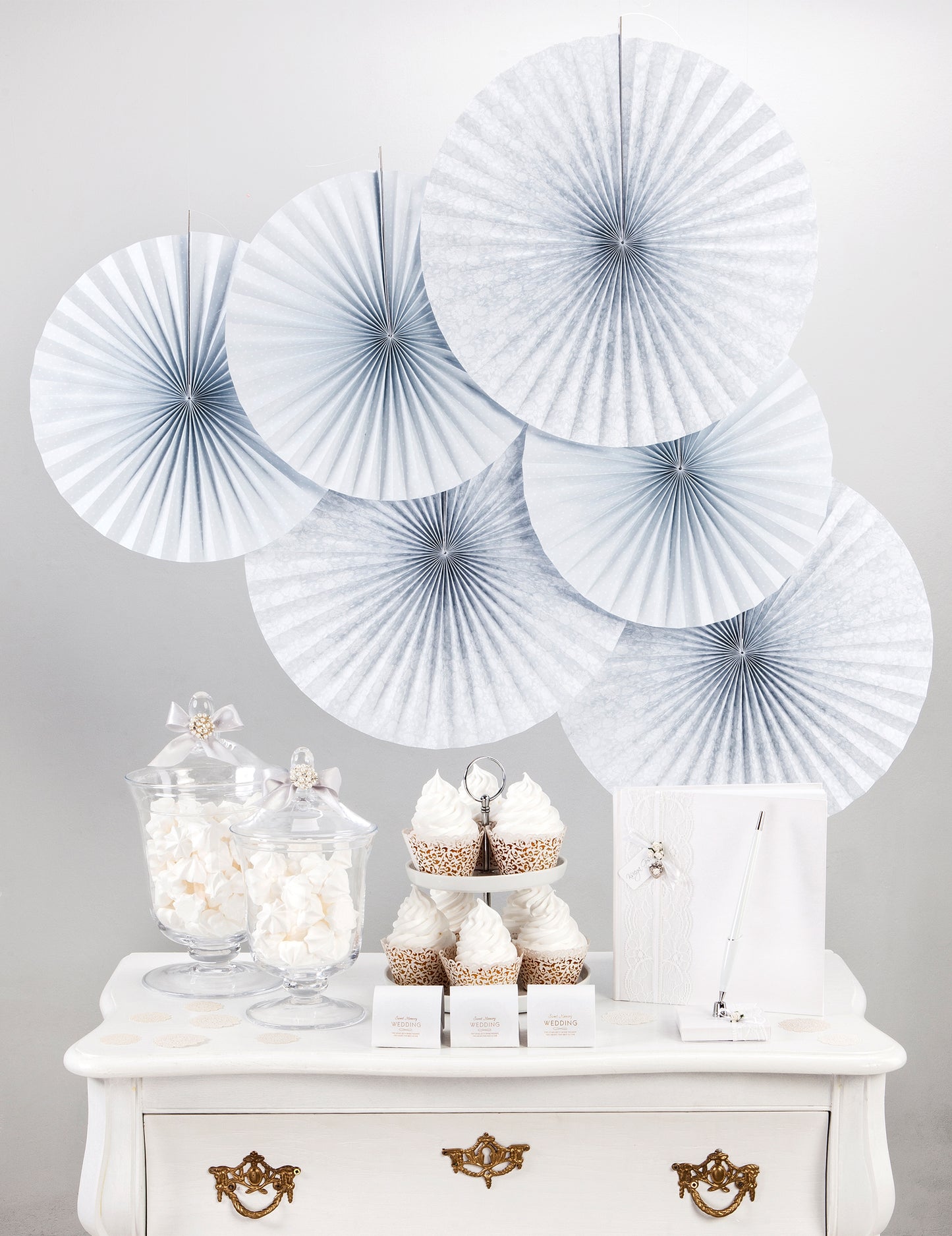Mise en scène sur buffet des contours pour cupcakes dentelle pour mariage