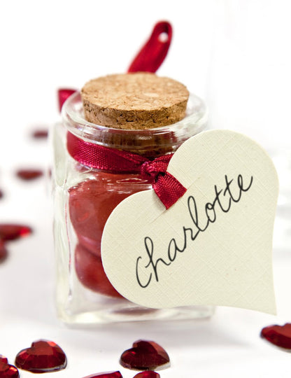 10 bílých srdíčkových štítků 5 x 4,5 cm s výřezem na stuhu 