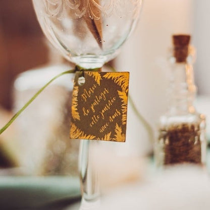 Détail de l'étiquette et du ruban satin des étiquettes en carton merci pampa pour mariage
