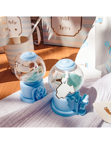 Mise en situation des étiquettes petit trésor pour baby shower rayées bleu et dorure