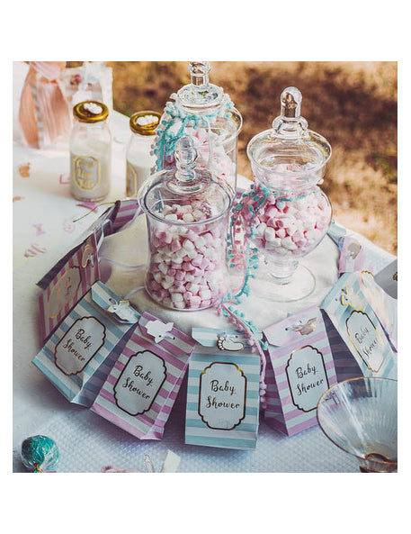 Mise en scène sur des sachets de fête des étiquettes petit trésor pour baby shower