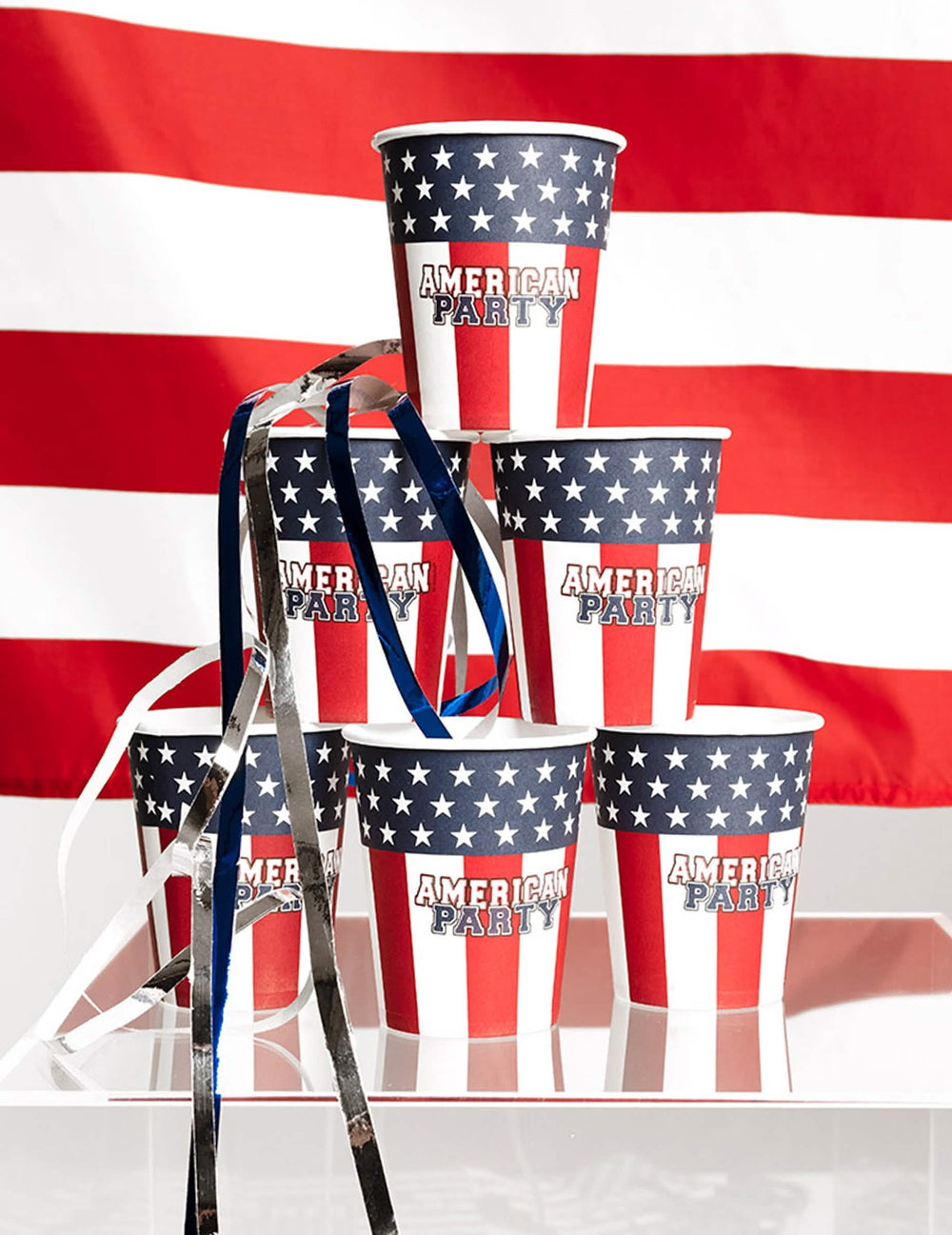 Pyramidové aranžmá s krepovými serpentýnkami z papírových kelímků American party
