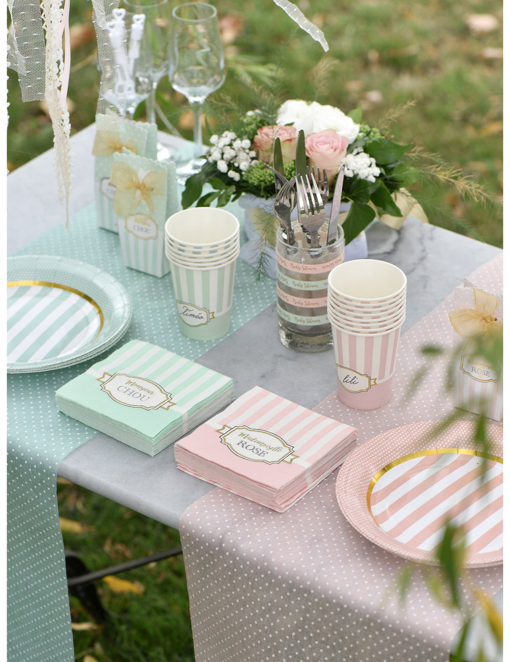 Mise en situation sur table des gobelets en carton Mademoiselle Rose