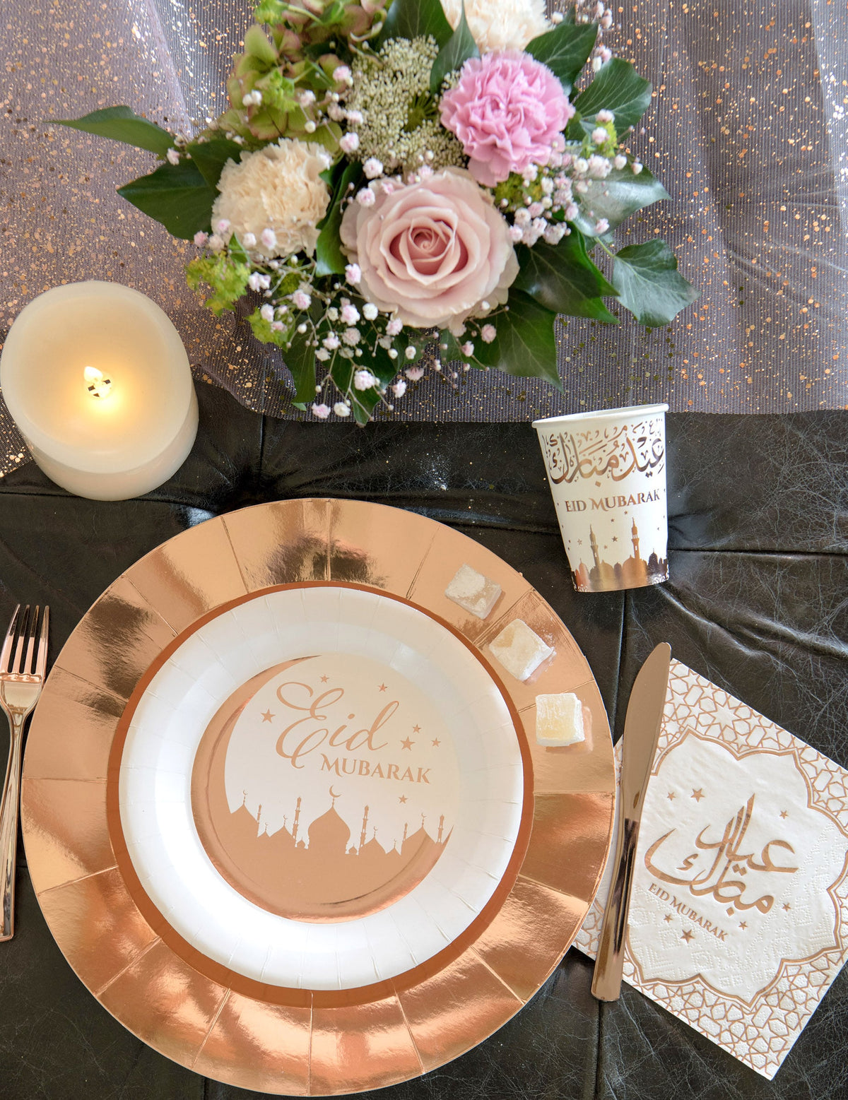 Mise en situation sur une table de fête du gobelet en carton Eid Mubarak pour l'aïd rose gold