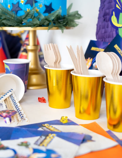 Mise en scène sur une table de fête du gobelet en carton métallisé or brillant