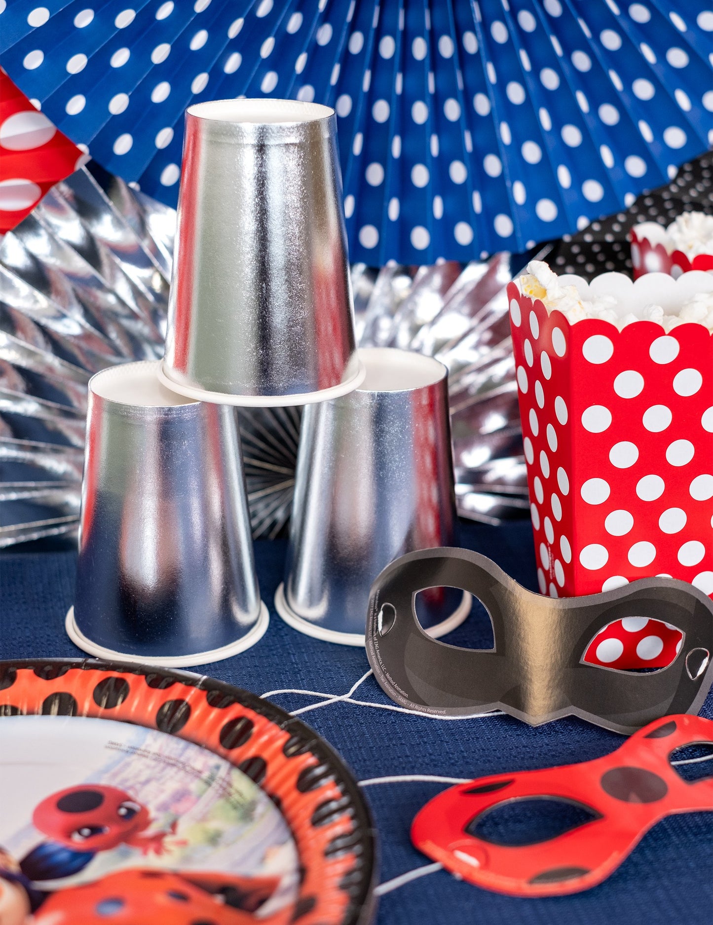 10 stříbrných metalických kartonových kelímků o objemu 25 cl