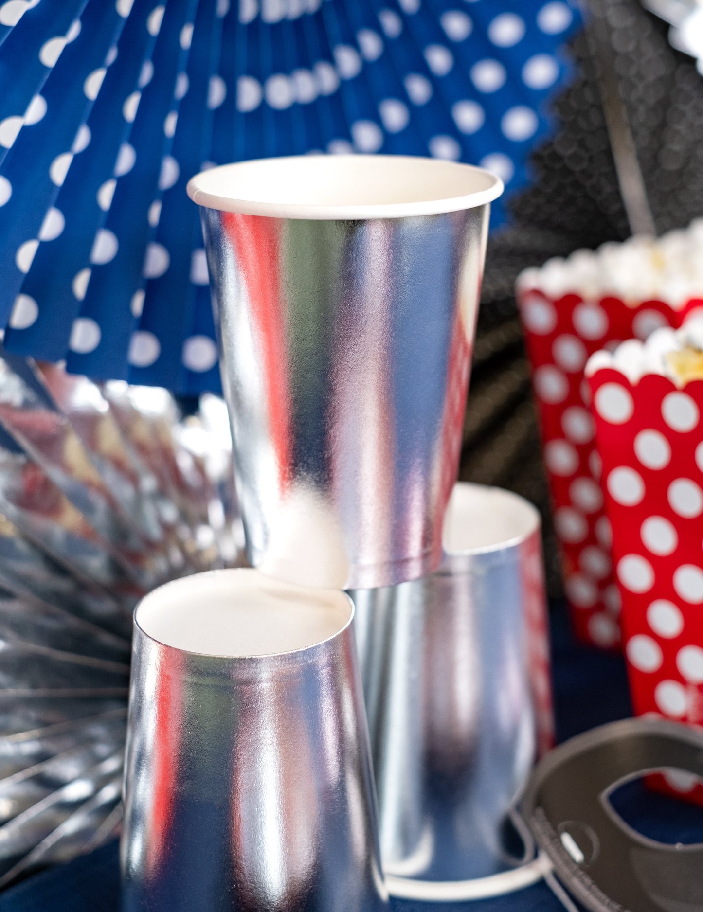 10 stříbrných metalických kartonových kelímků o objemu 25 cl