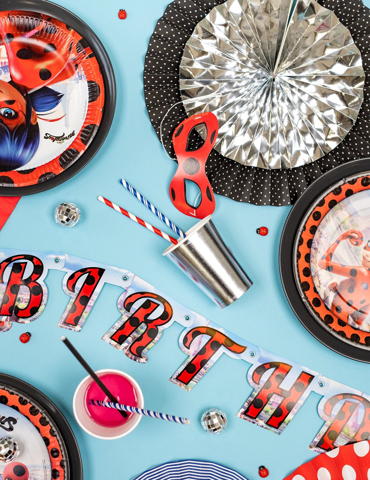 10 stříbrných metalických kartonových kelímků o objemu 25 cl