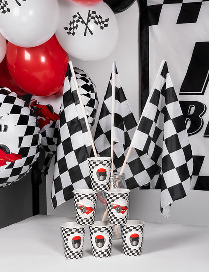 Mise en situation festive avec ballons et drapeaux du Gobelets en carton damier