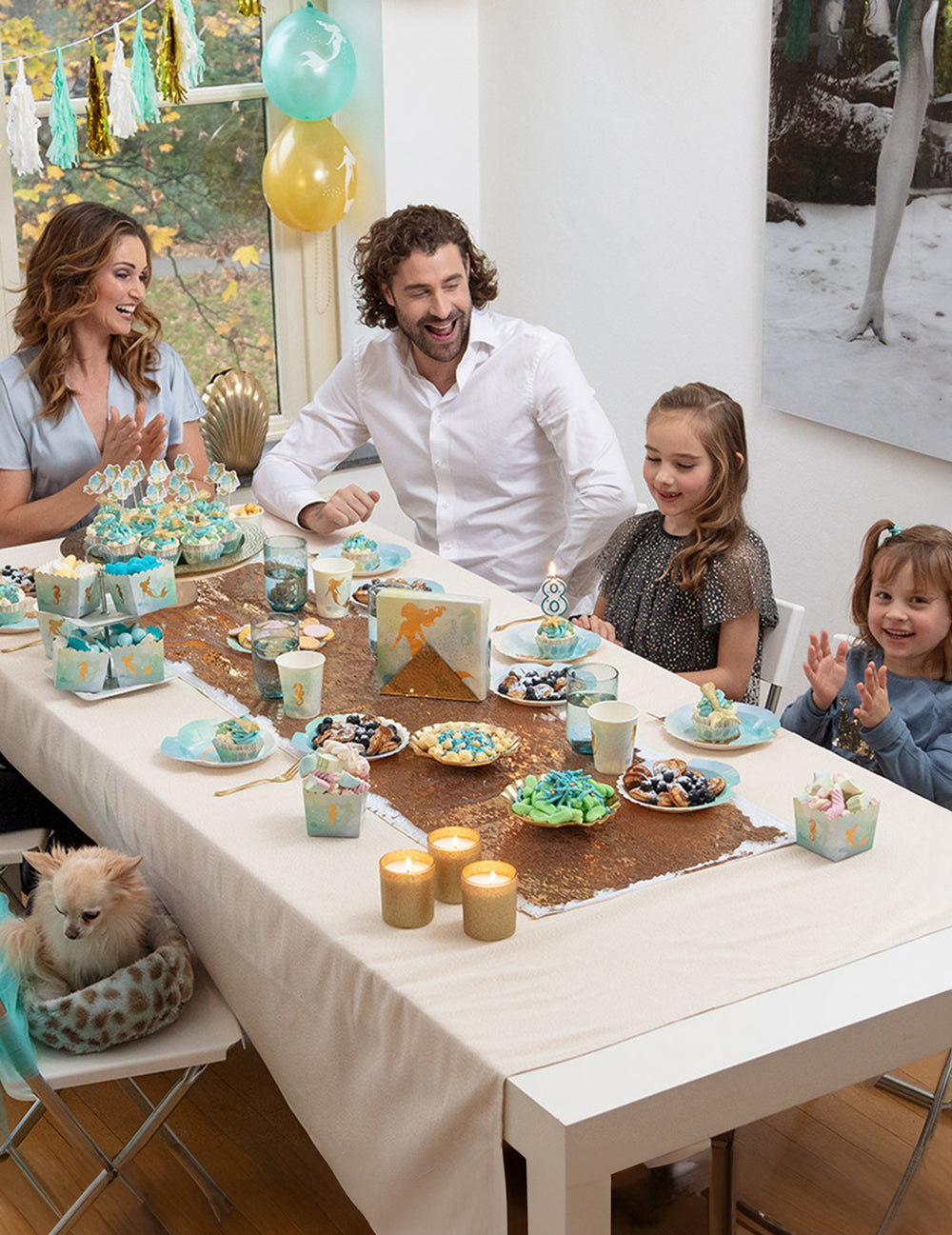 Mise en situation sur une table de fête des gobelets en carton sirène