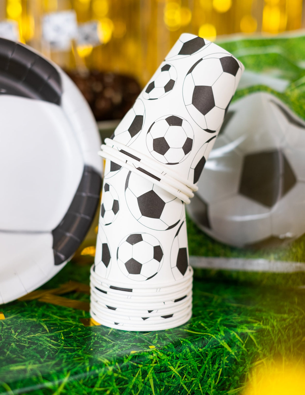 Mise en situation avec assiette assortie du gobelet en carton ballon football