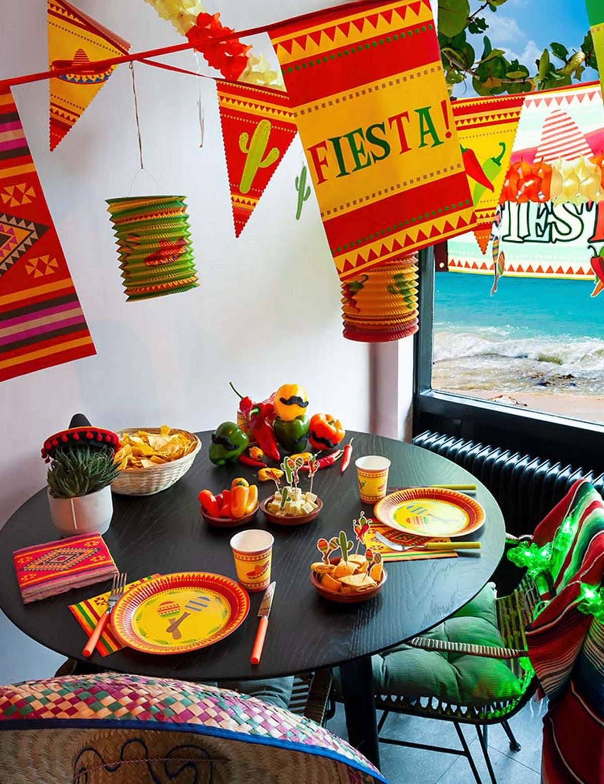 Pohled na girlandy a lampiony mexického kelímku