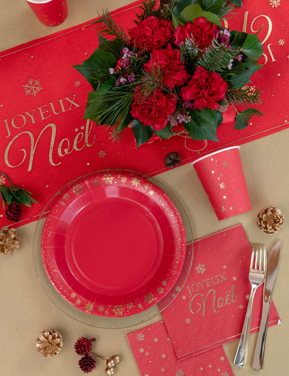 Vue d'ensemble de la table de Noël des gobelets en carton flocon d'or pour table