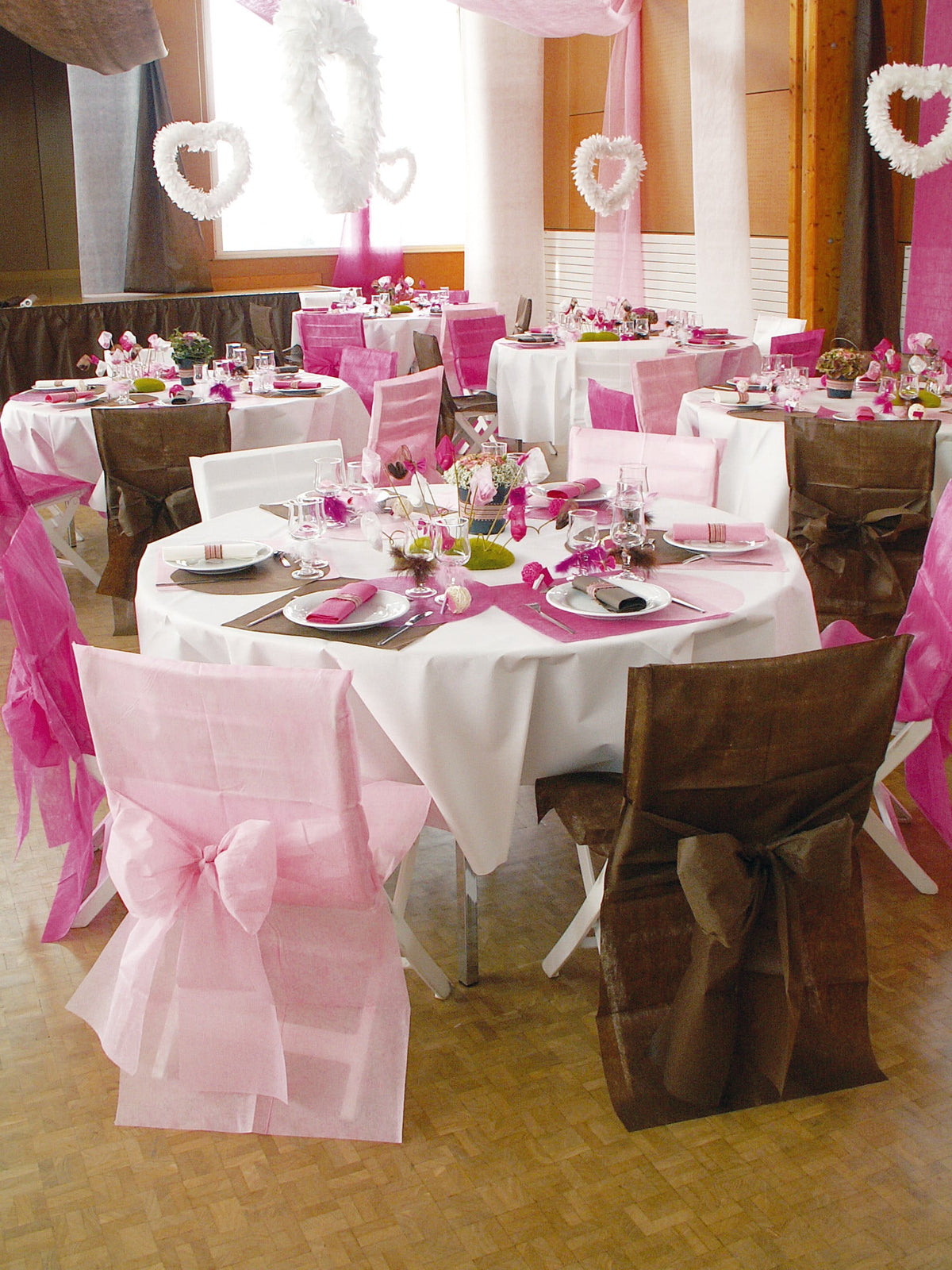 Vue d'ensemble de la salle de la housse de chaise premium avec nœud pour décoration de fête rose intissé
