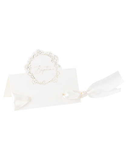 Marque-place baptême blanc avec motif floral doré et ruban satiné