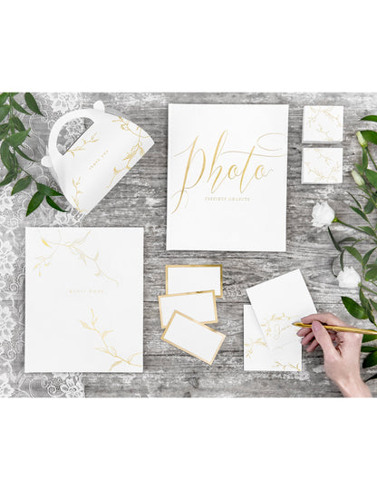 10 bílých a zlatých karet s umístěním 9,5 x 5,5 cm