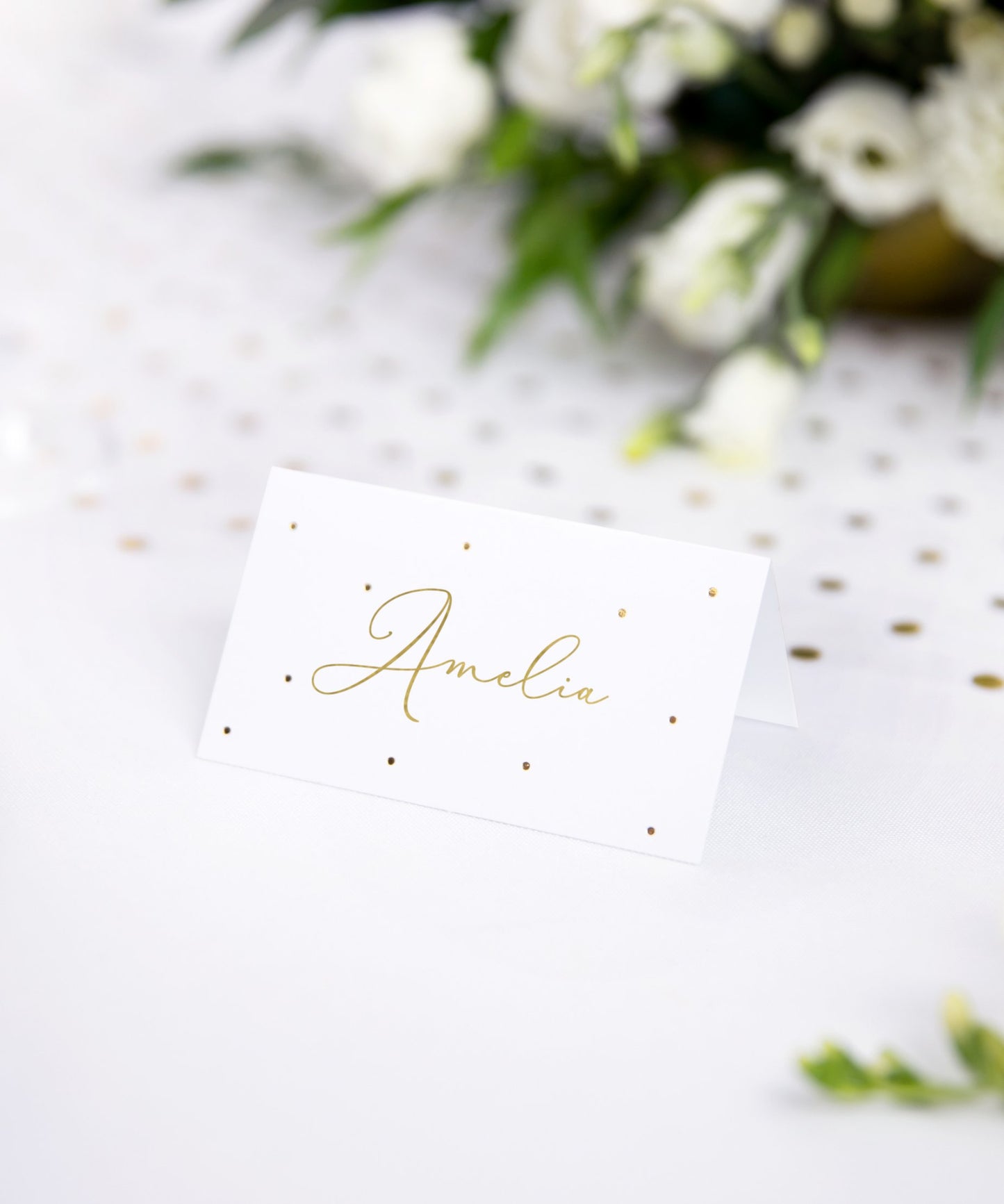 10 bílých kartonových prostírání se zlatými puntíky na dekoraci stolu