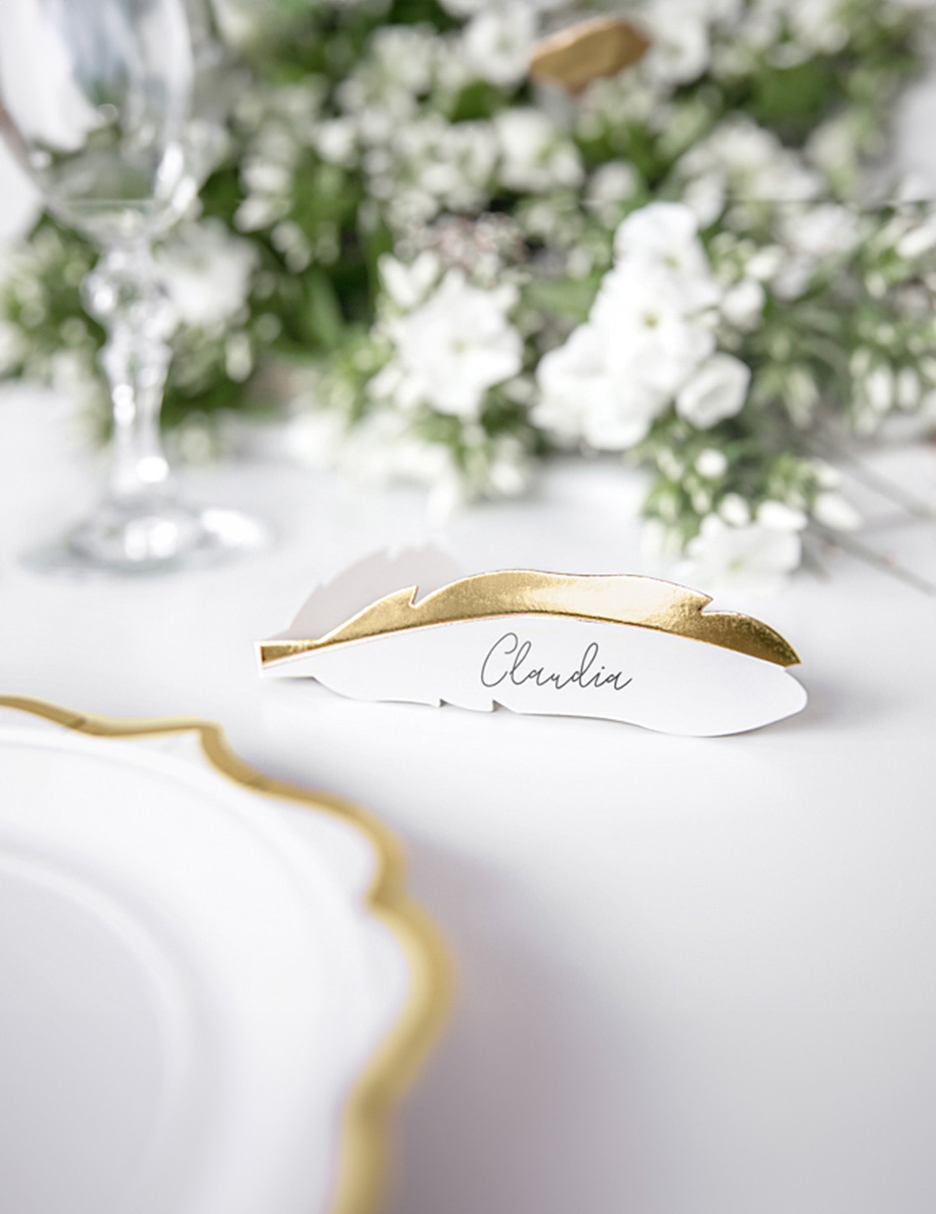 Mise en situation sur table du marque-places en carton plumes pour mariage