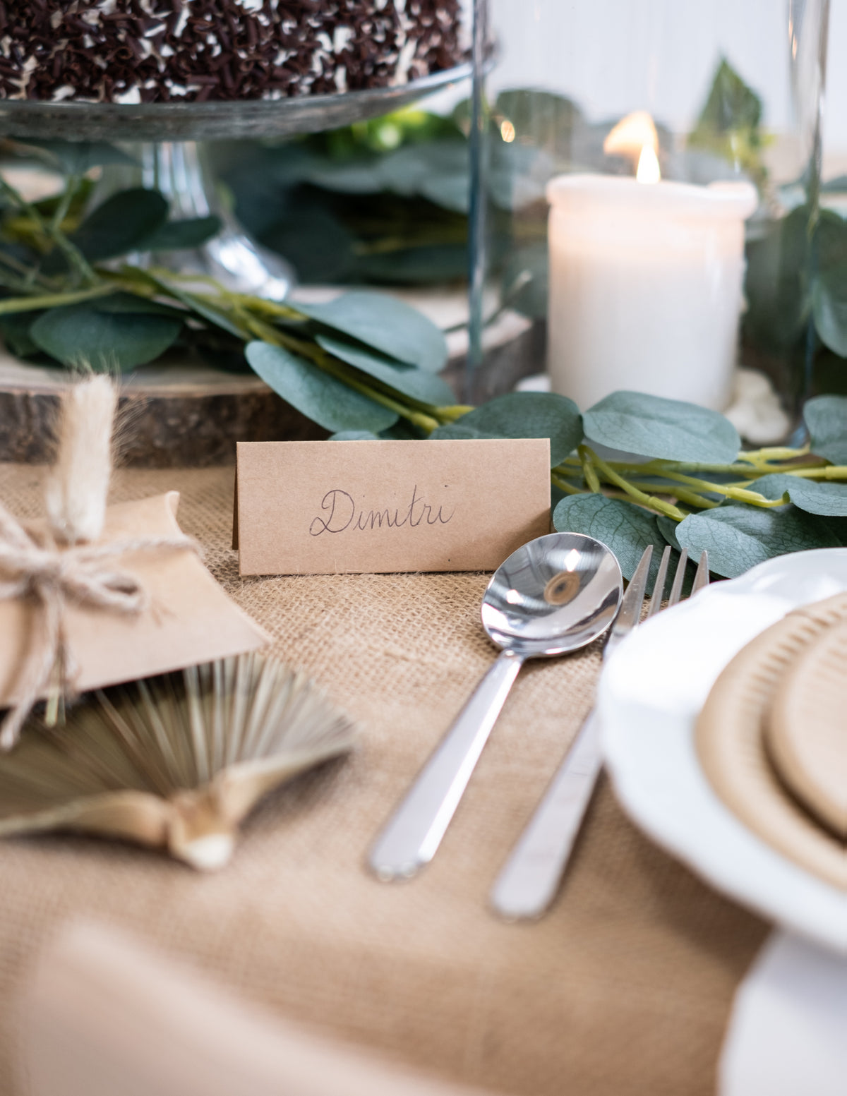 Gros plan avec prénom du marque-place en kraft pour mariage