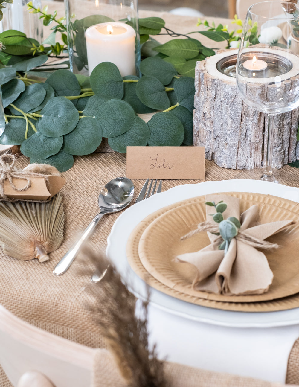 Vue d'ensemble de la décoration de table champêtre du marque-place en kraft pour mariage