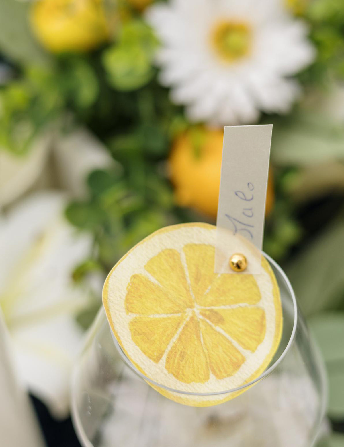 10 žlutých papírových značek umístěte na plátky citronu