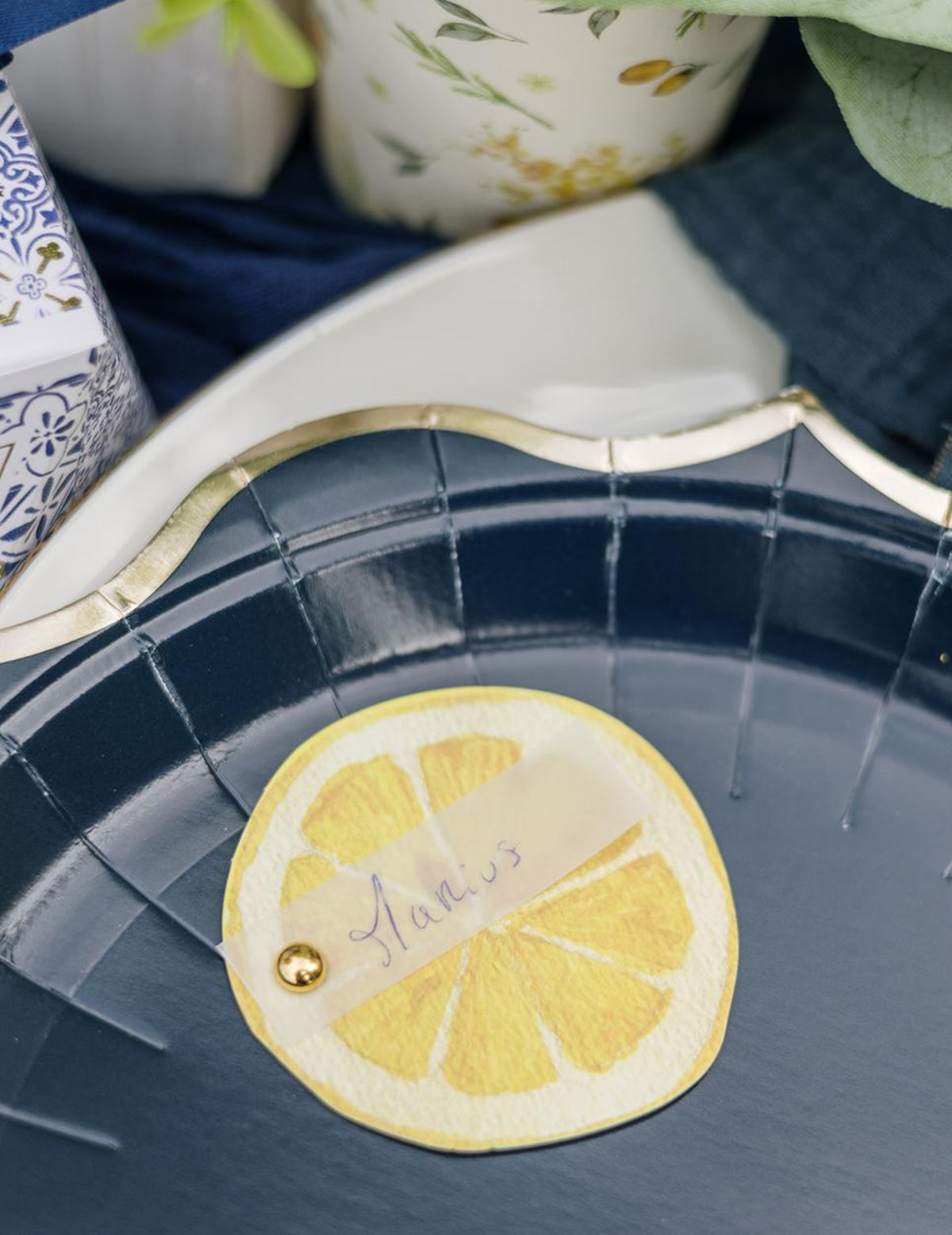 10 žlutých papírových značek umístěte na plátky citronu