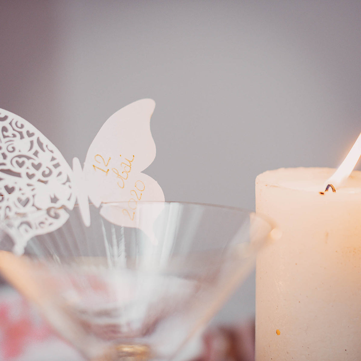 Mise en scène sur une table de fête du marque-places papillons dentelles
