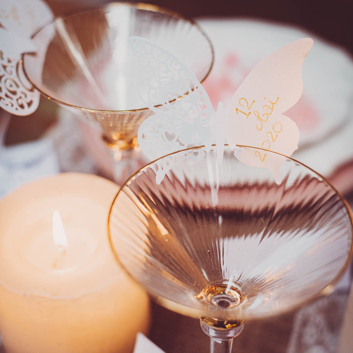 Mise en situation sur un verre du marque-places papillons dentelles