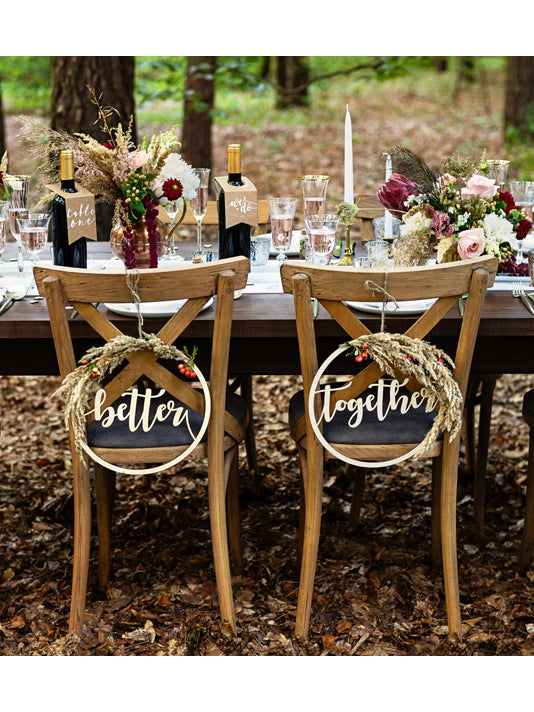 Mise en scène champêtre du marque table pour bouteilles pour fête kraft et blanc