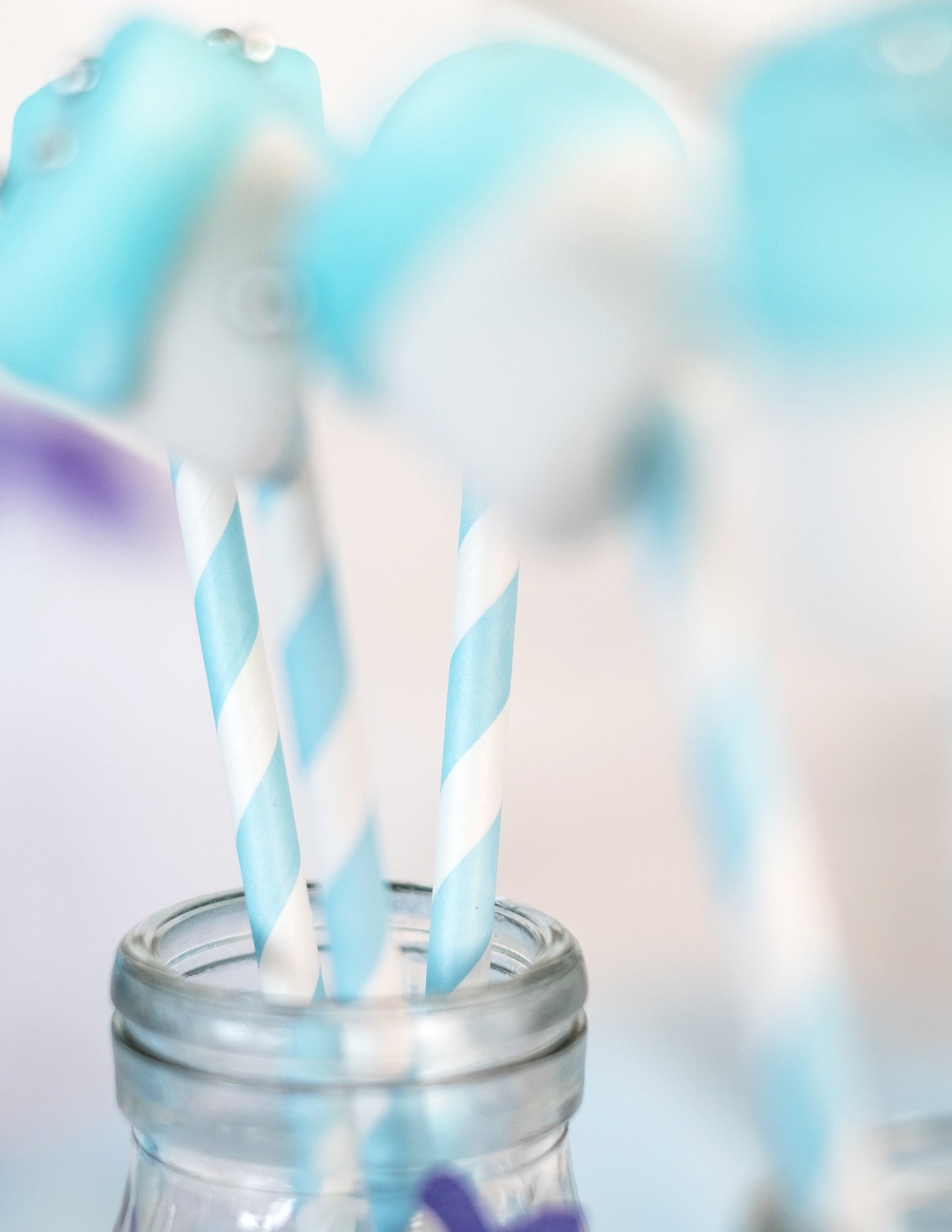 10 pastelově modrých pruhovaných kartonových brček 19,5 cm