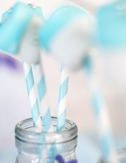 10 pastelově modrých pruhovaných kartonových brček 19,5 cm