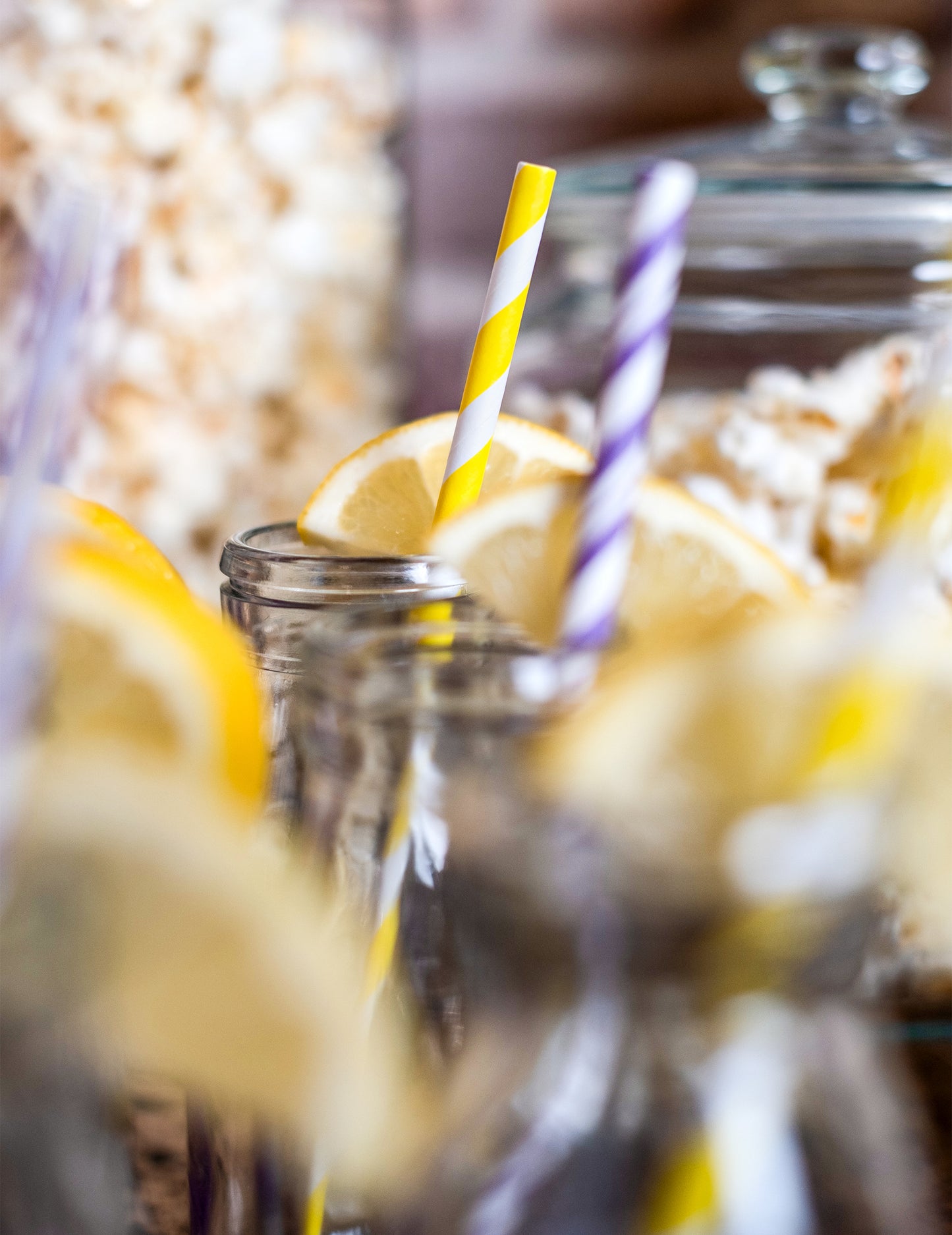 10 žlutých pruhovaných kartonových brček 19.5 cm na koktejly